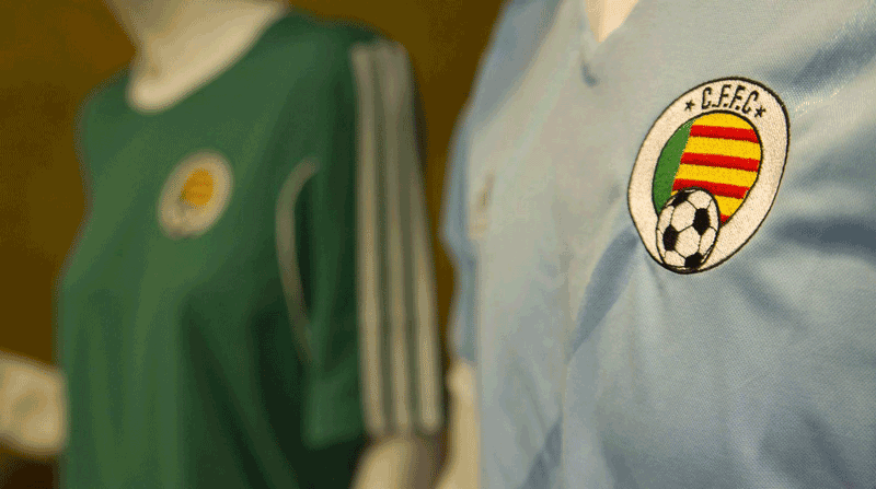 Directiva del C.F. Fomento Castellón con la camiseta oficial